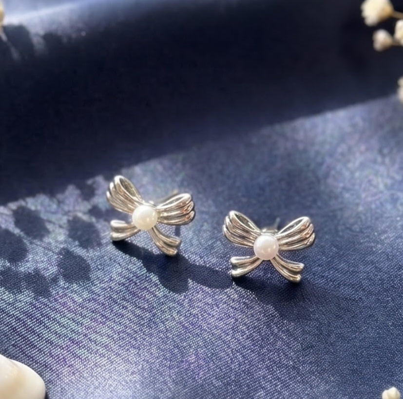 Small Bow design stud earring