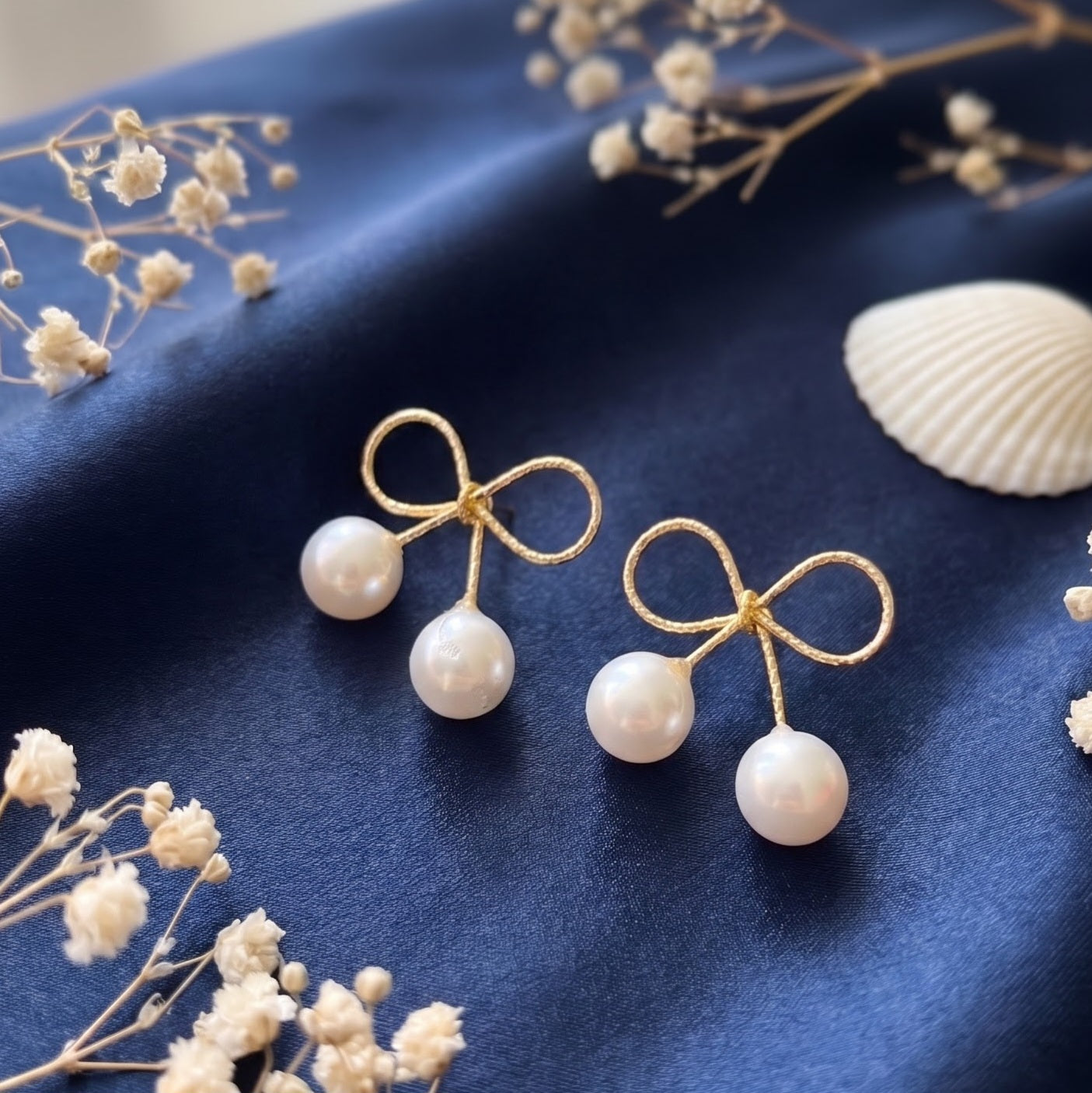 White pearl and bow design stud