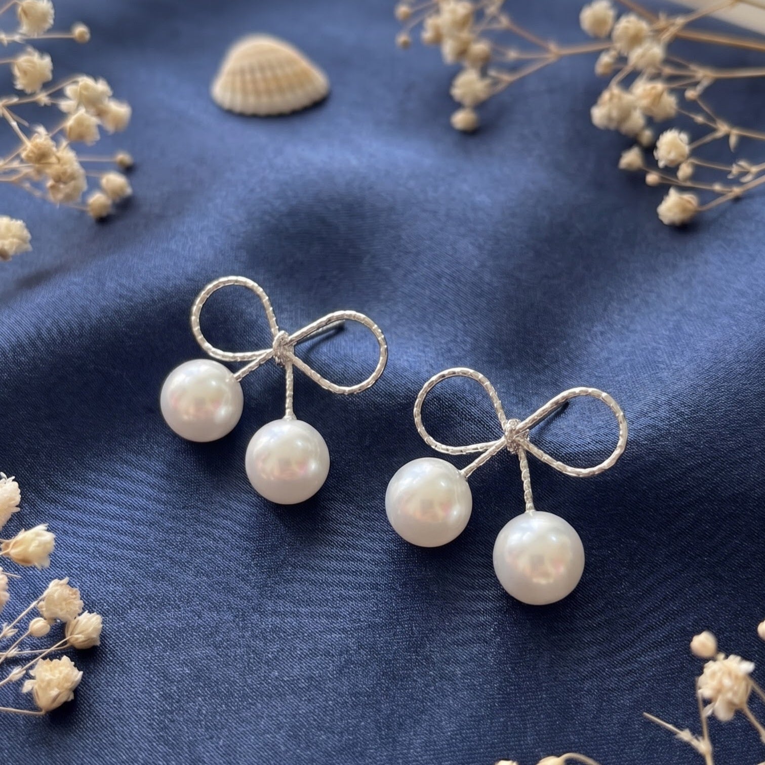 White pearl and bow design stud