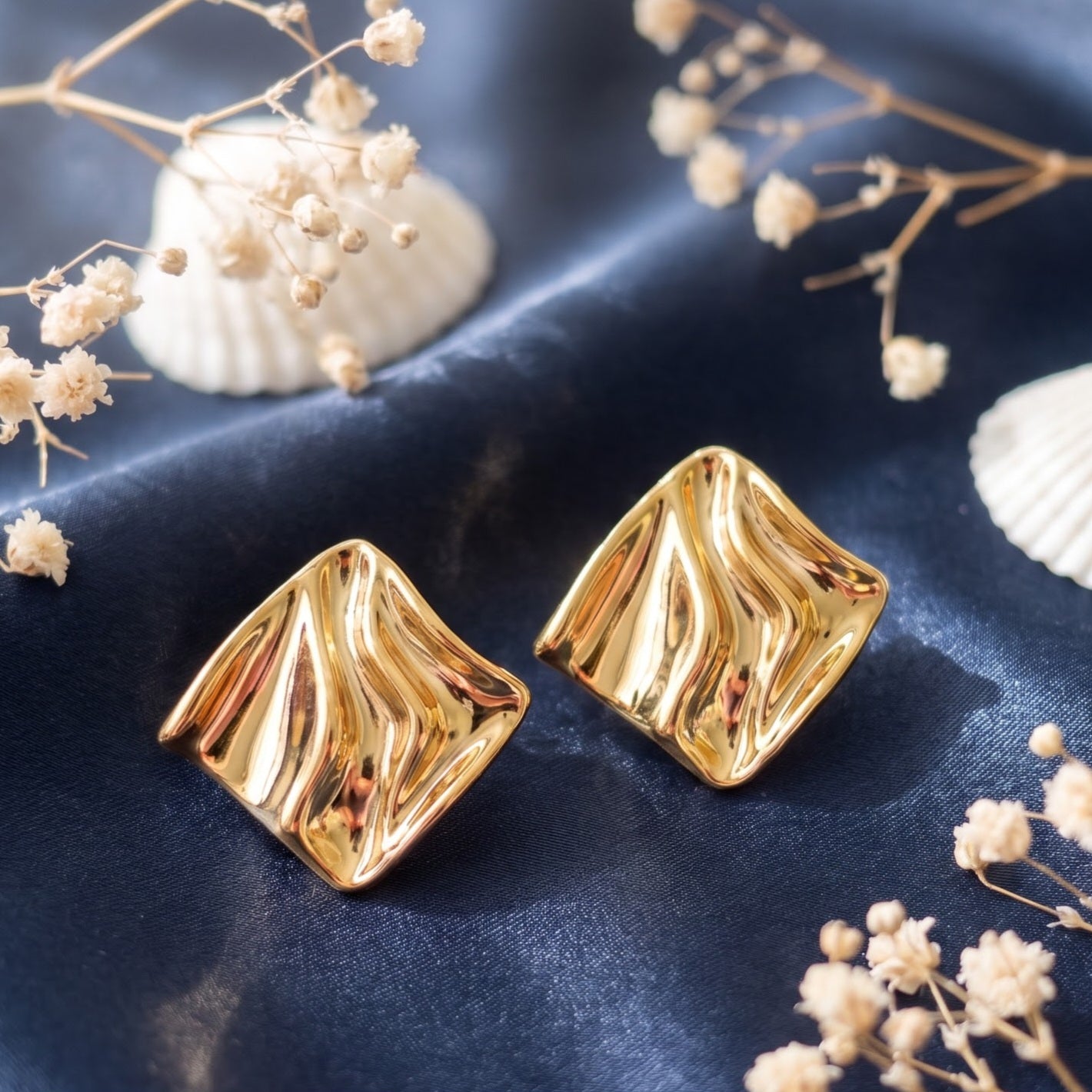Shiny square stud earring
