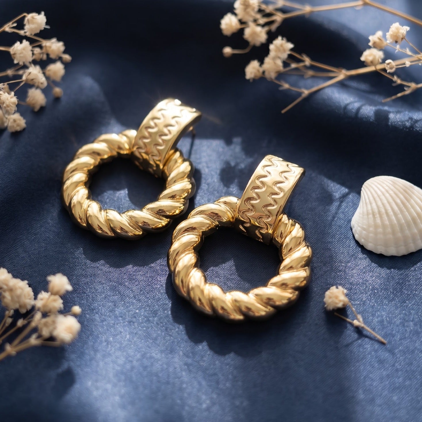 Gold rope twist circular drop earring