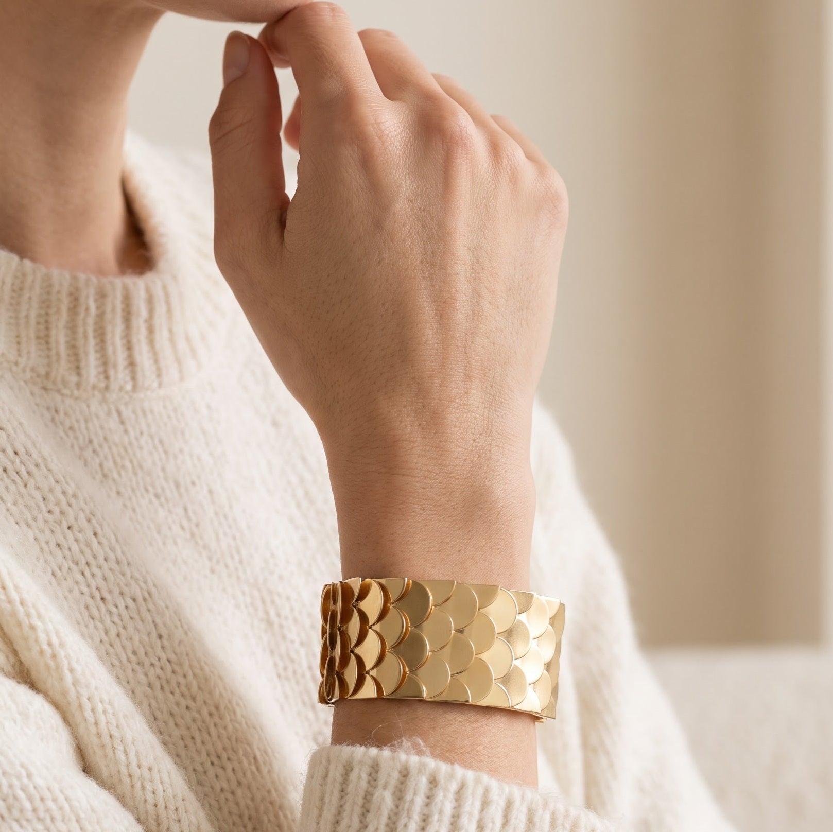 Fish scale broad cuffs bracelet