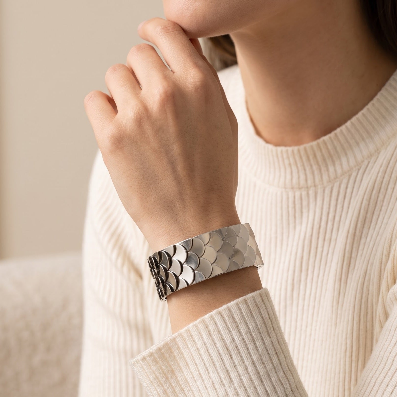 Fish scale broad cuffs bracelet