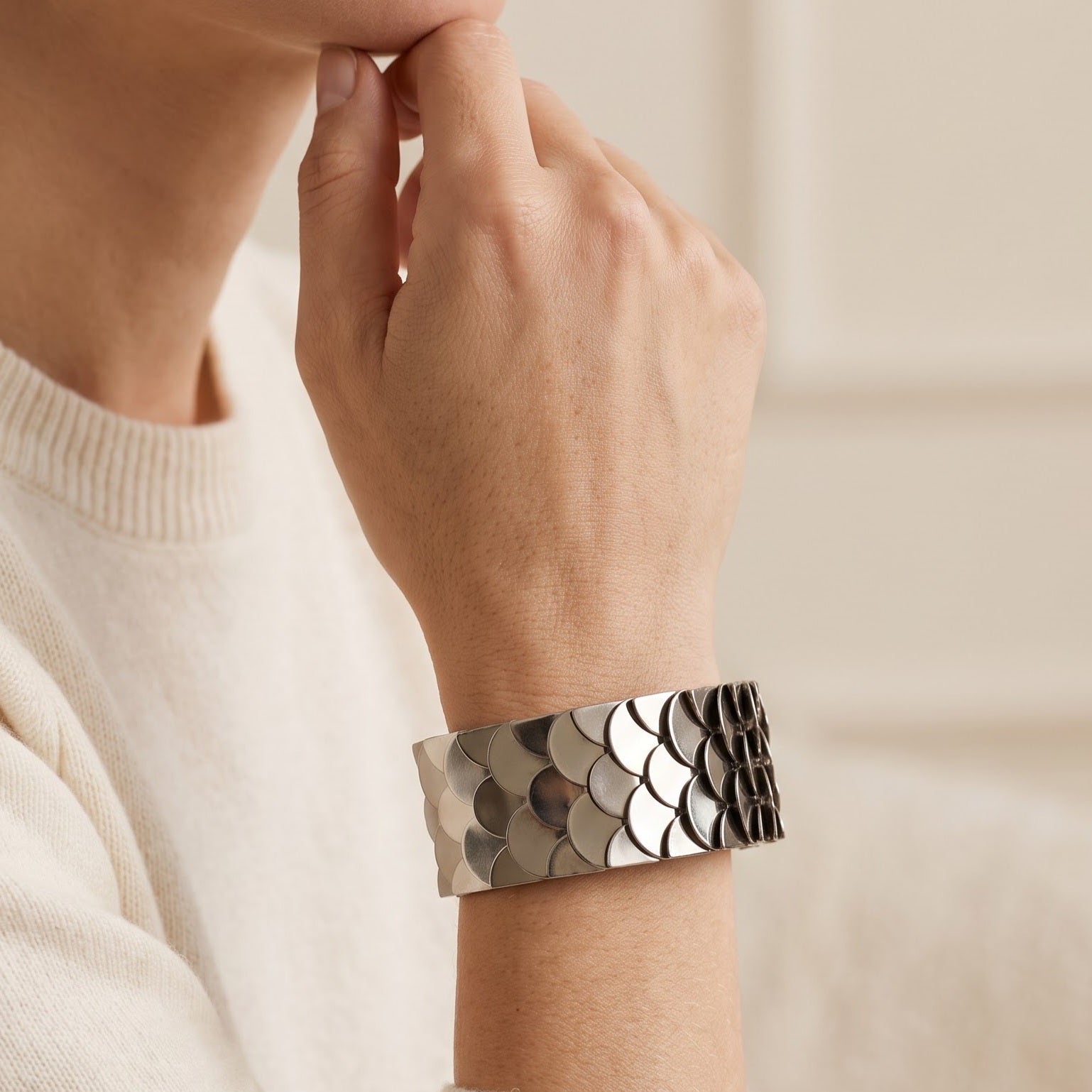 Fish scale broad cuffs bracelet