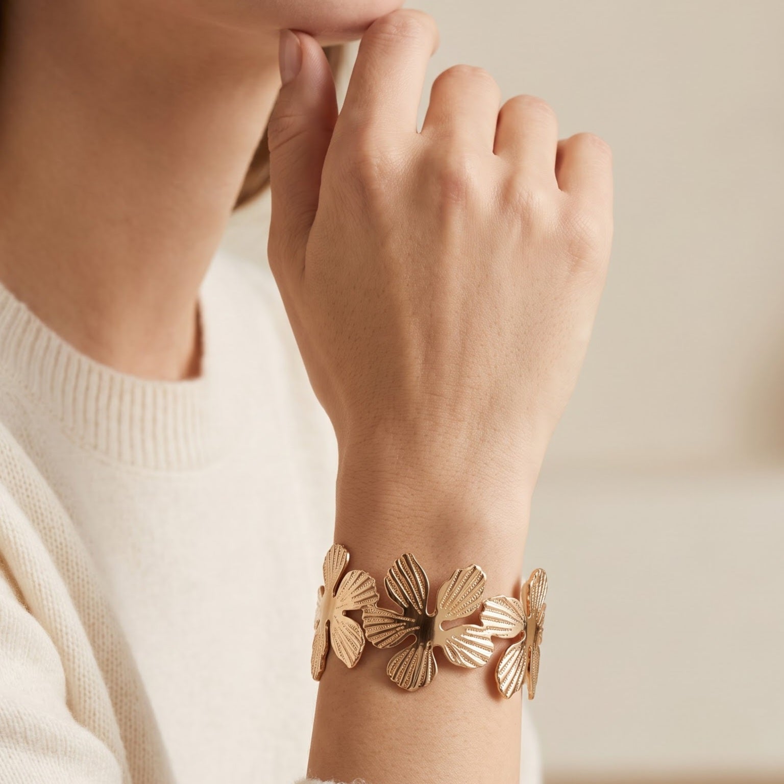 Gold cuffs brecelet