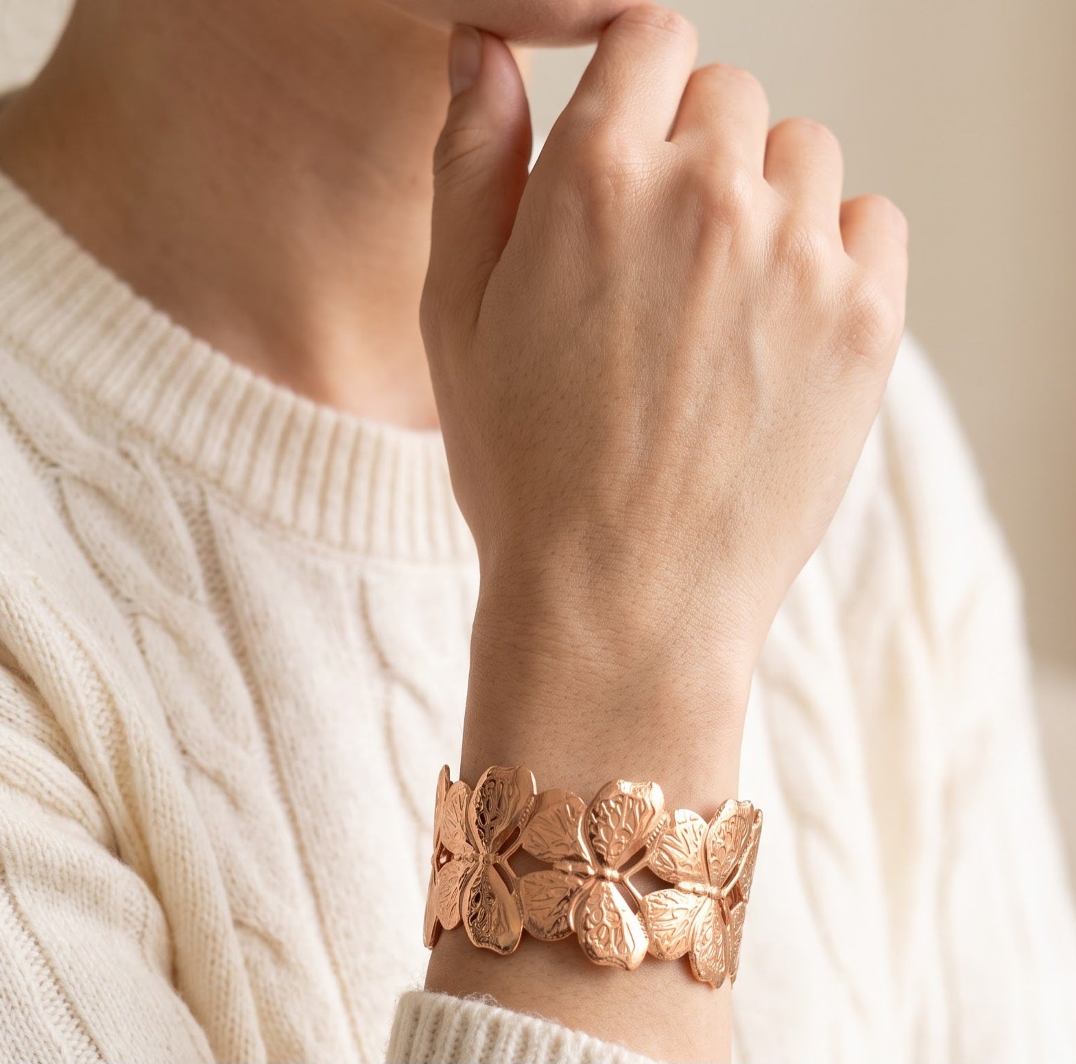 Gold cuffs brecelet