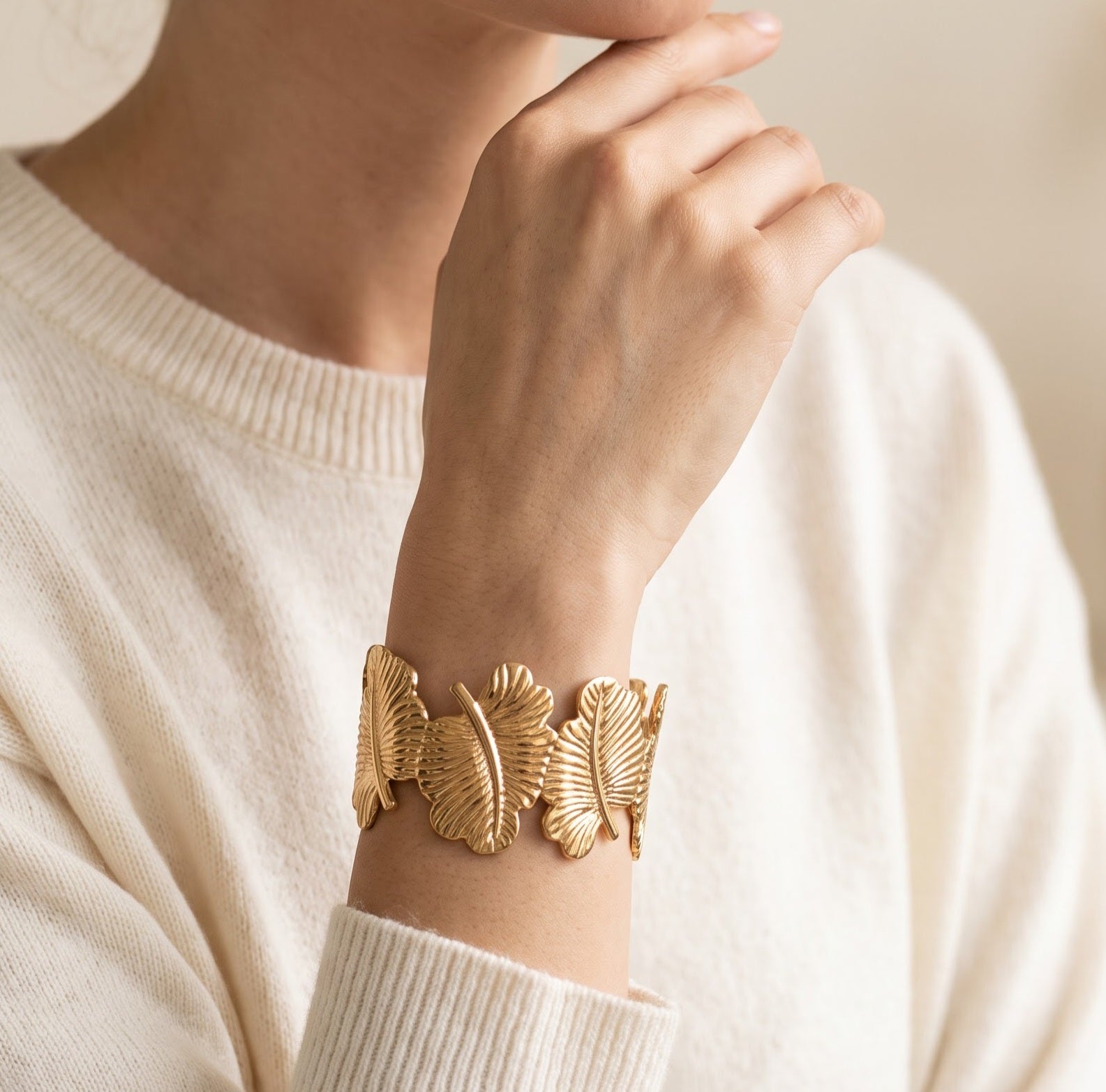 Gold cuffs brecelet
