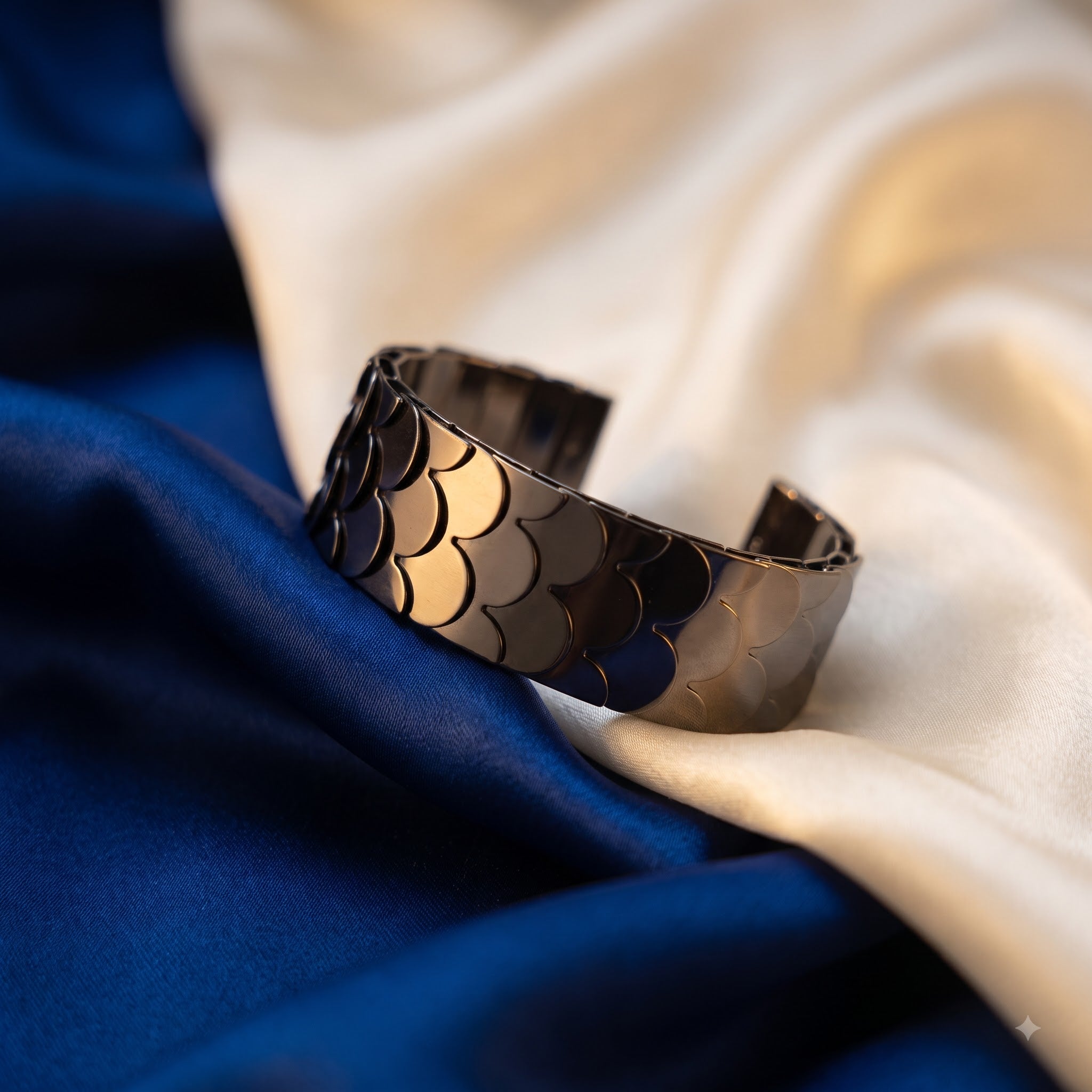 Fish scale cuffs braclate