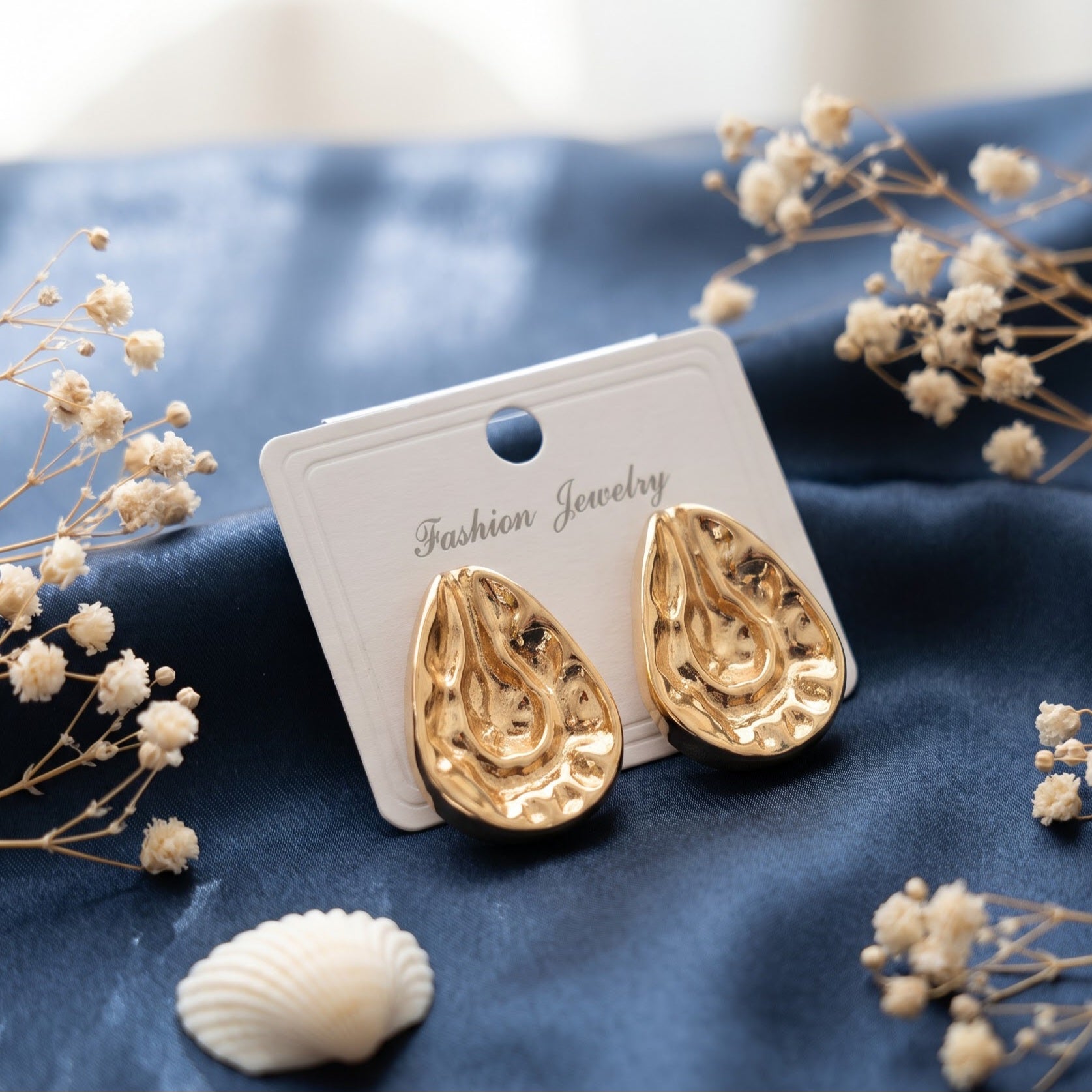 Glossy tear drop stud earring