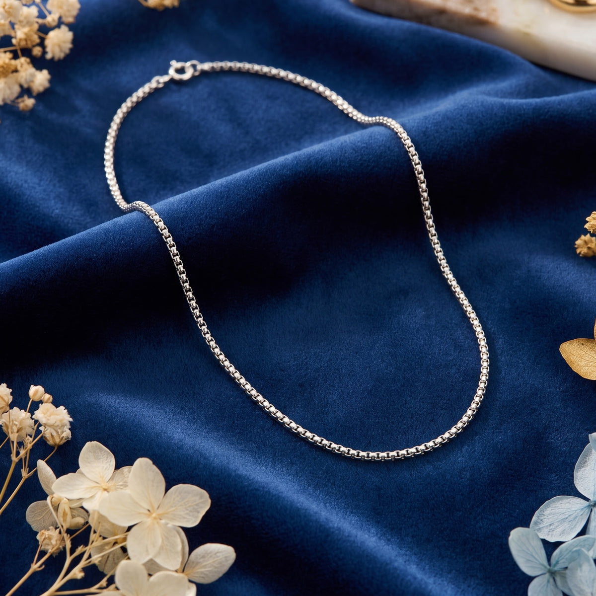 Silver interlock chain