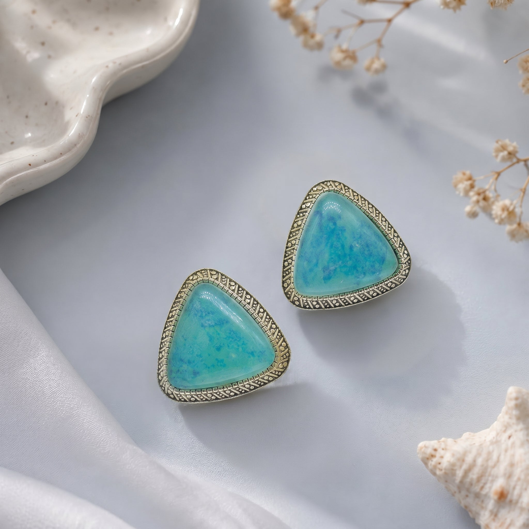 Tringular stone stud earring