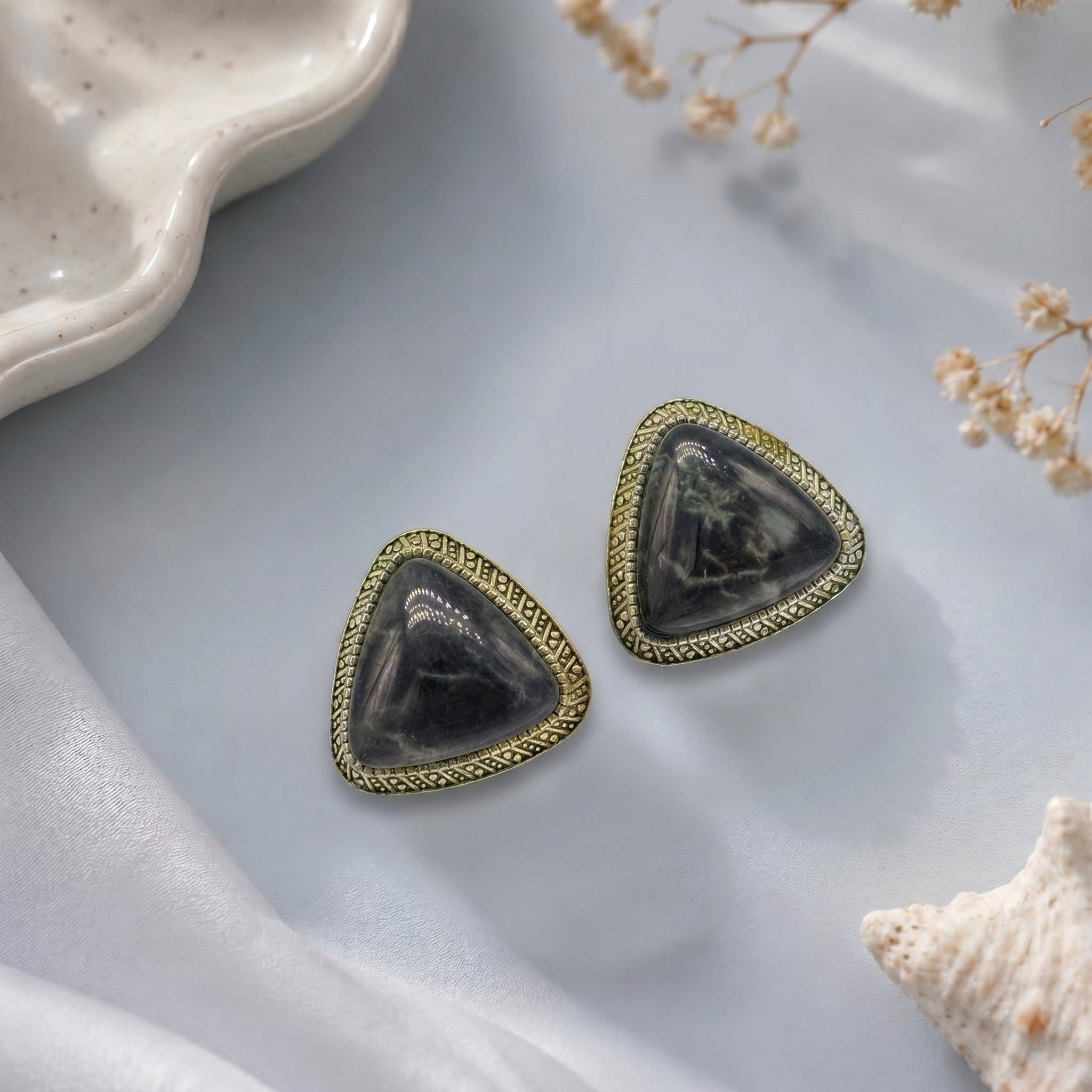 Tringular stone stud earring