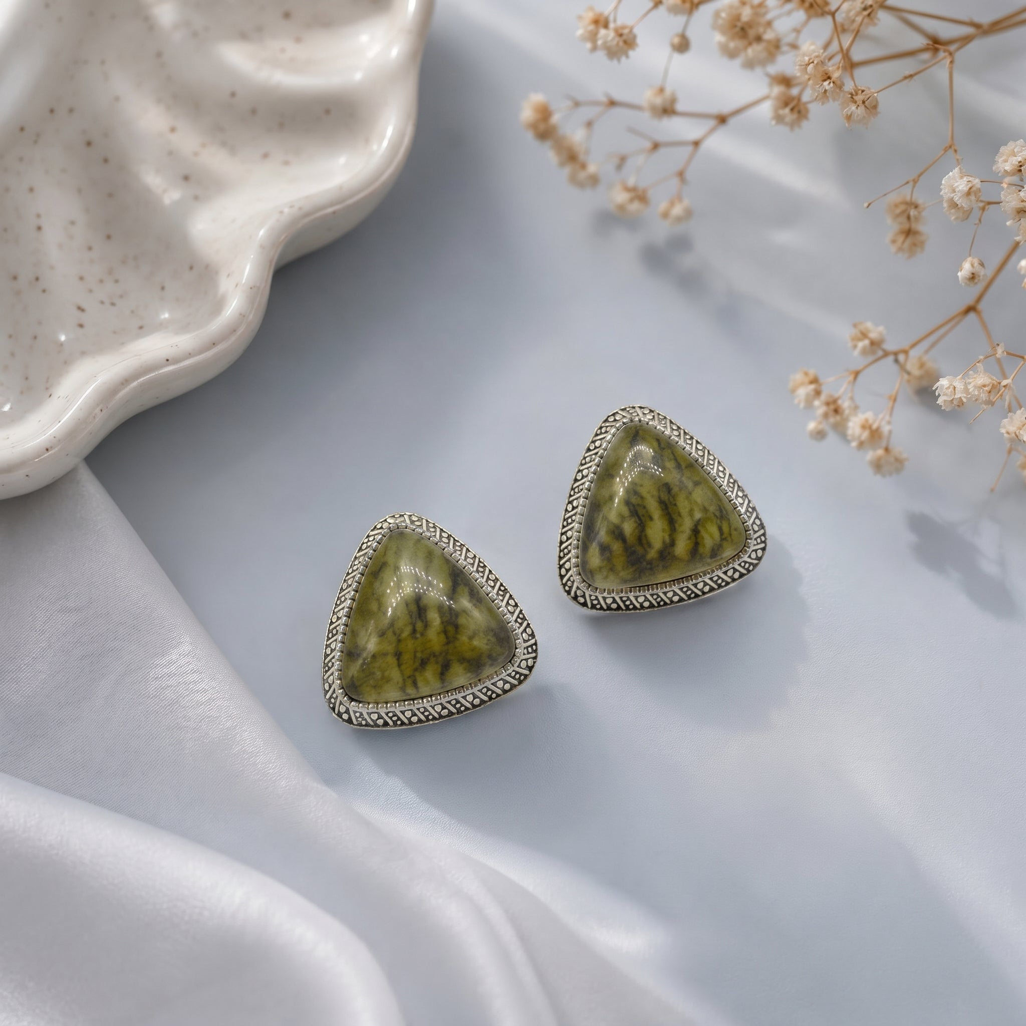 Tringular stone stud earring