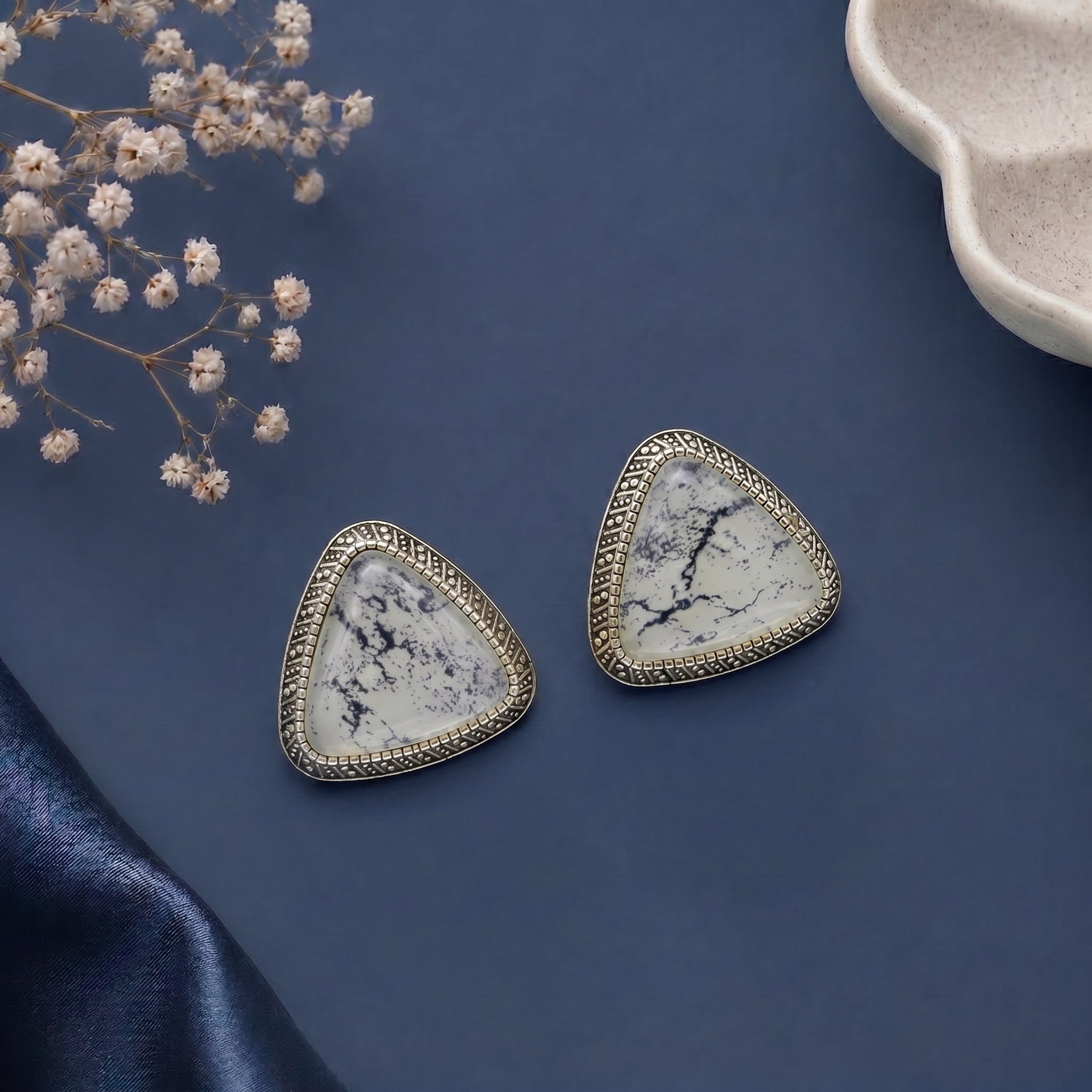 Tringular stone stud earring