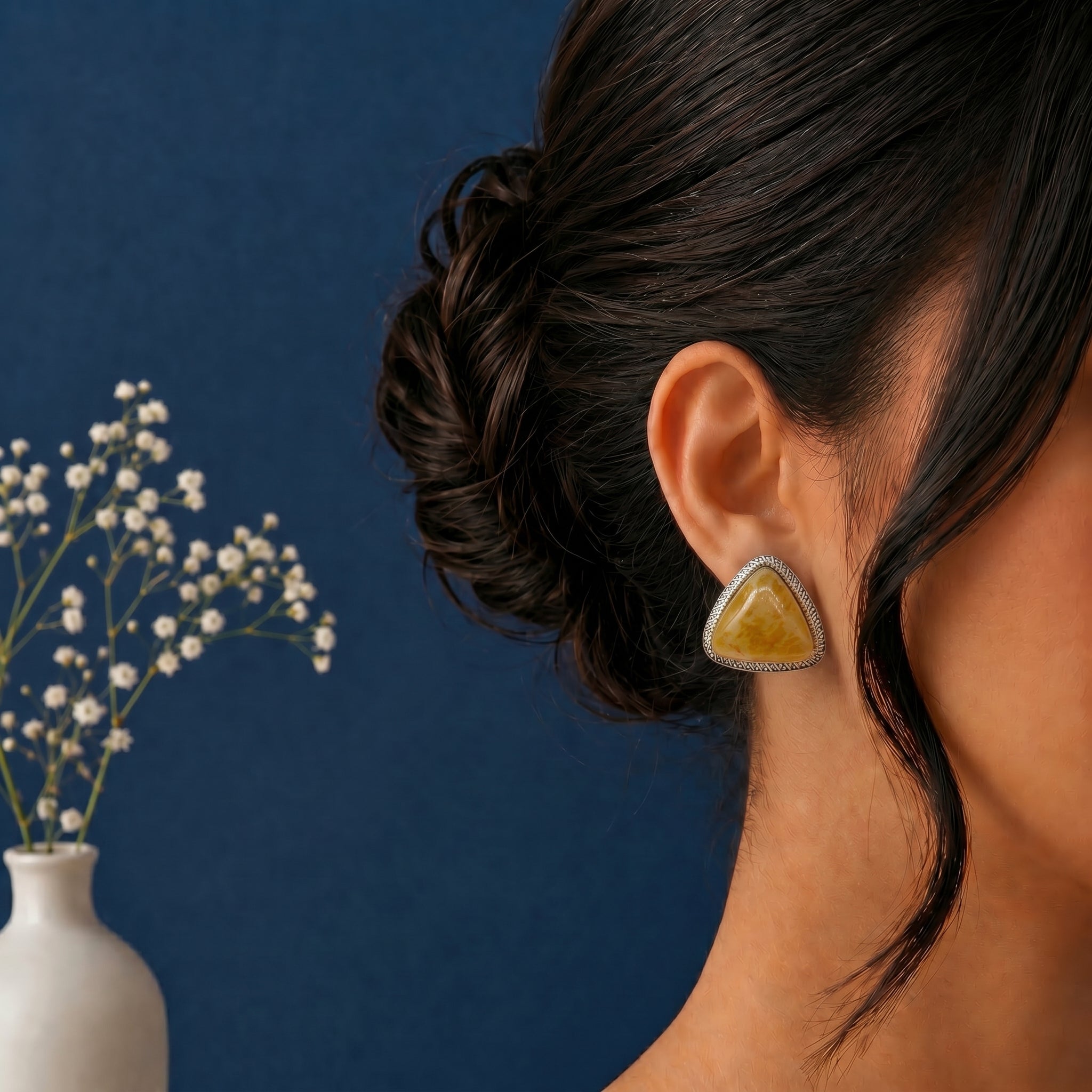 Tringular stone stud earring