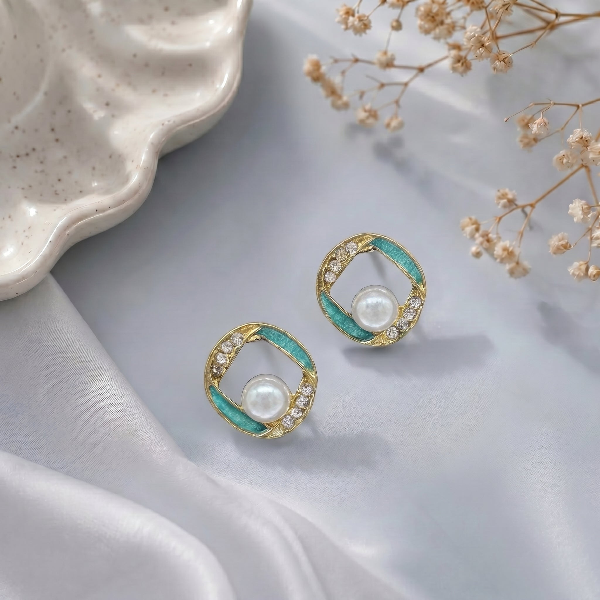 Square framed central pearl earring