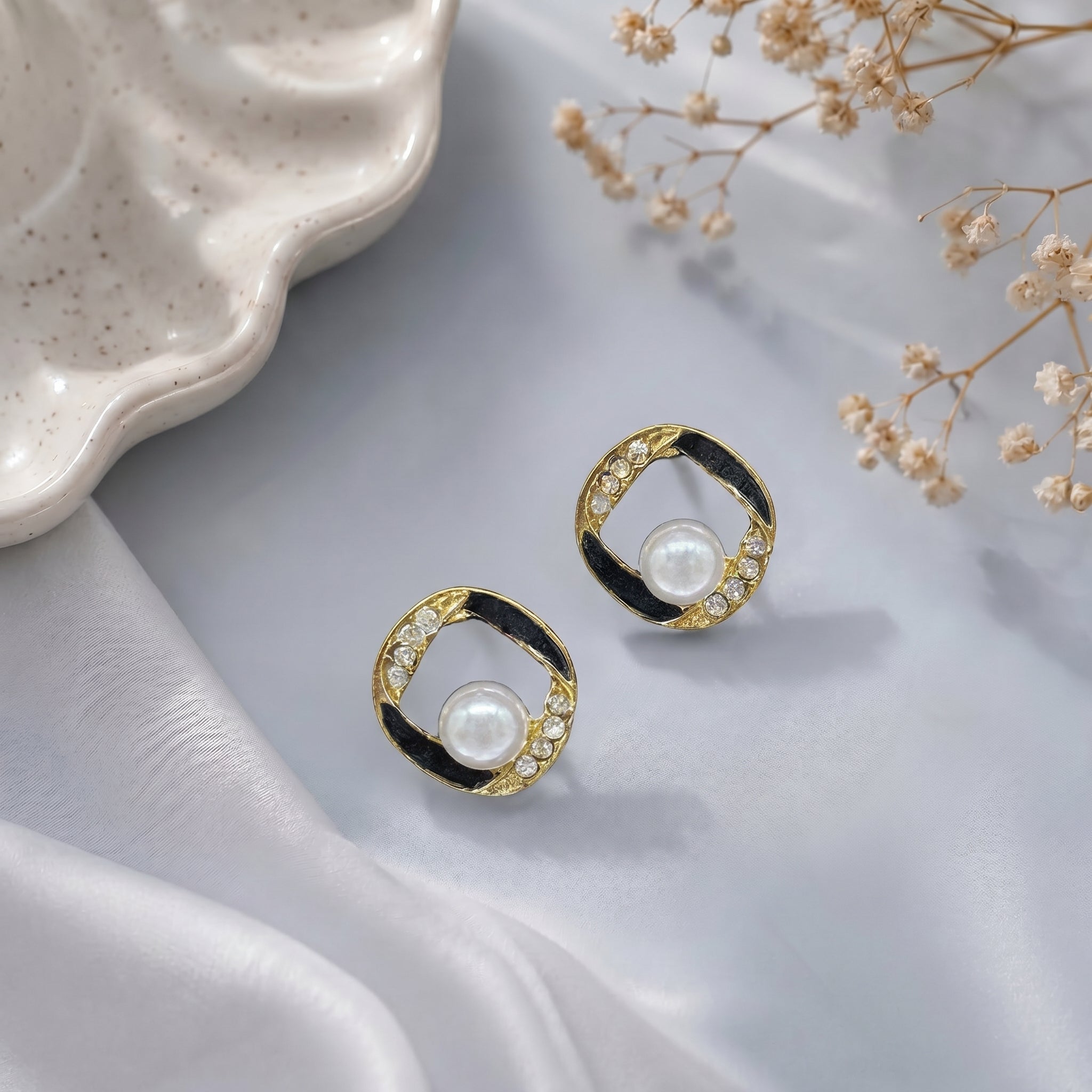 Square framed central pearl earring