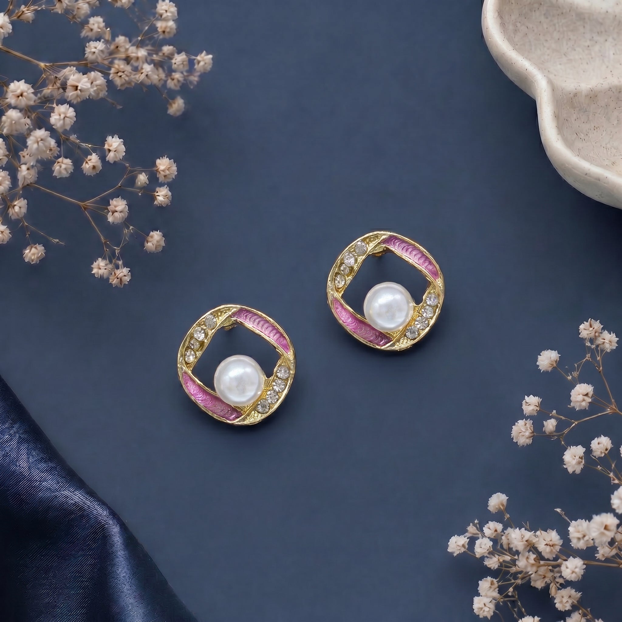 Square framed central pearl earring