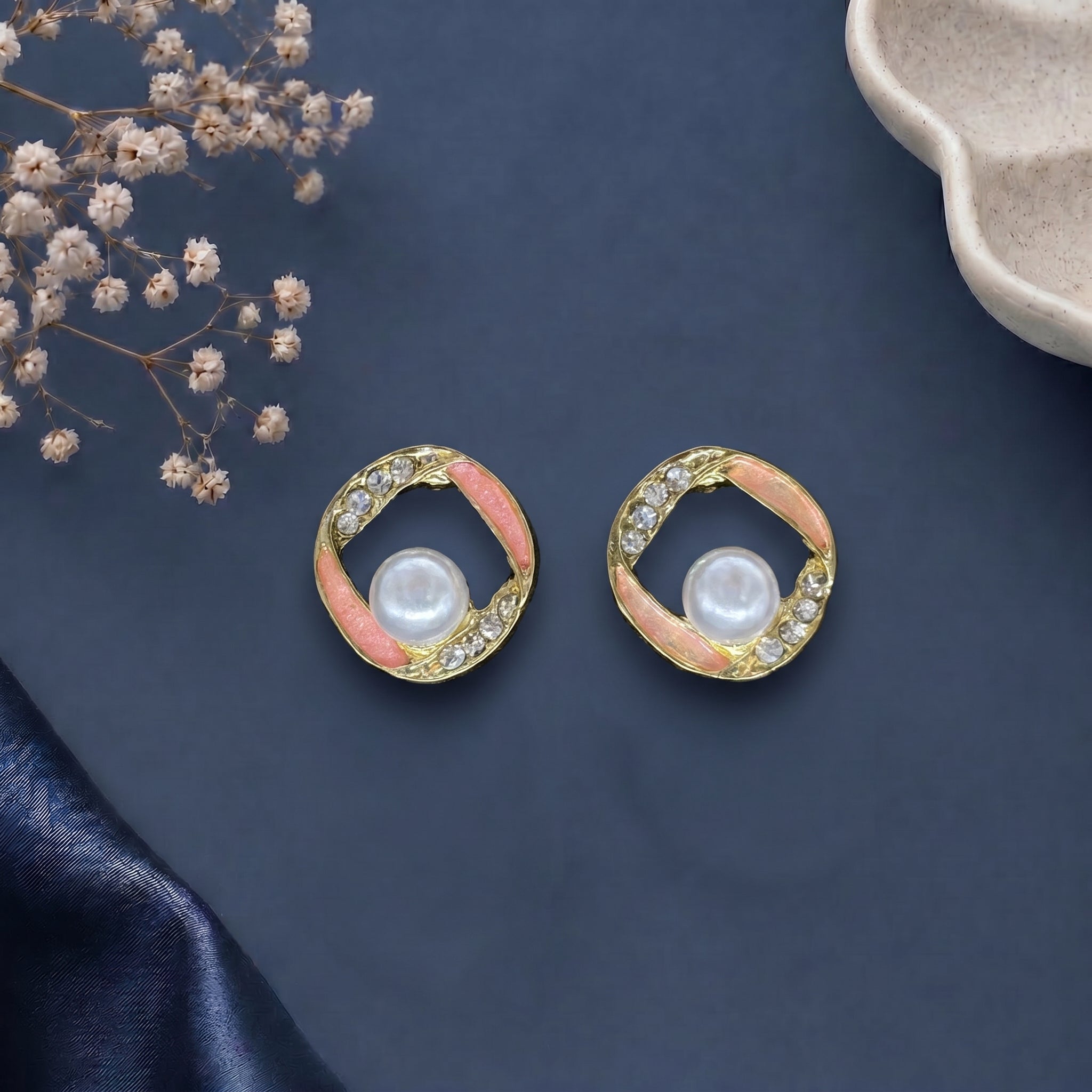Square framed central pearl earring