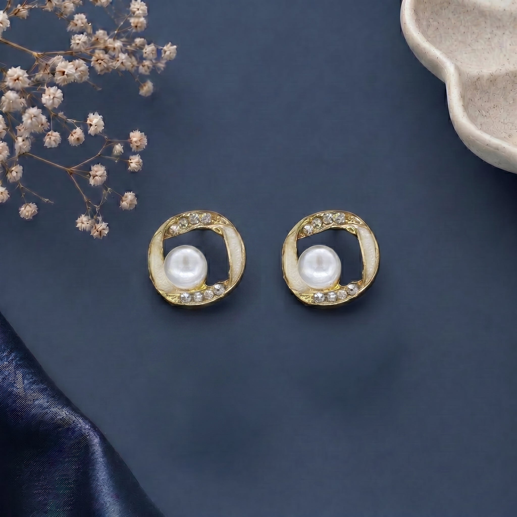 Square framed central pearl earring
