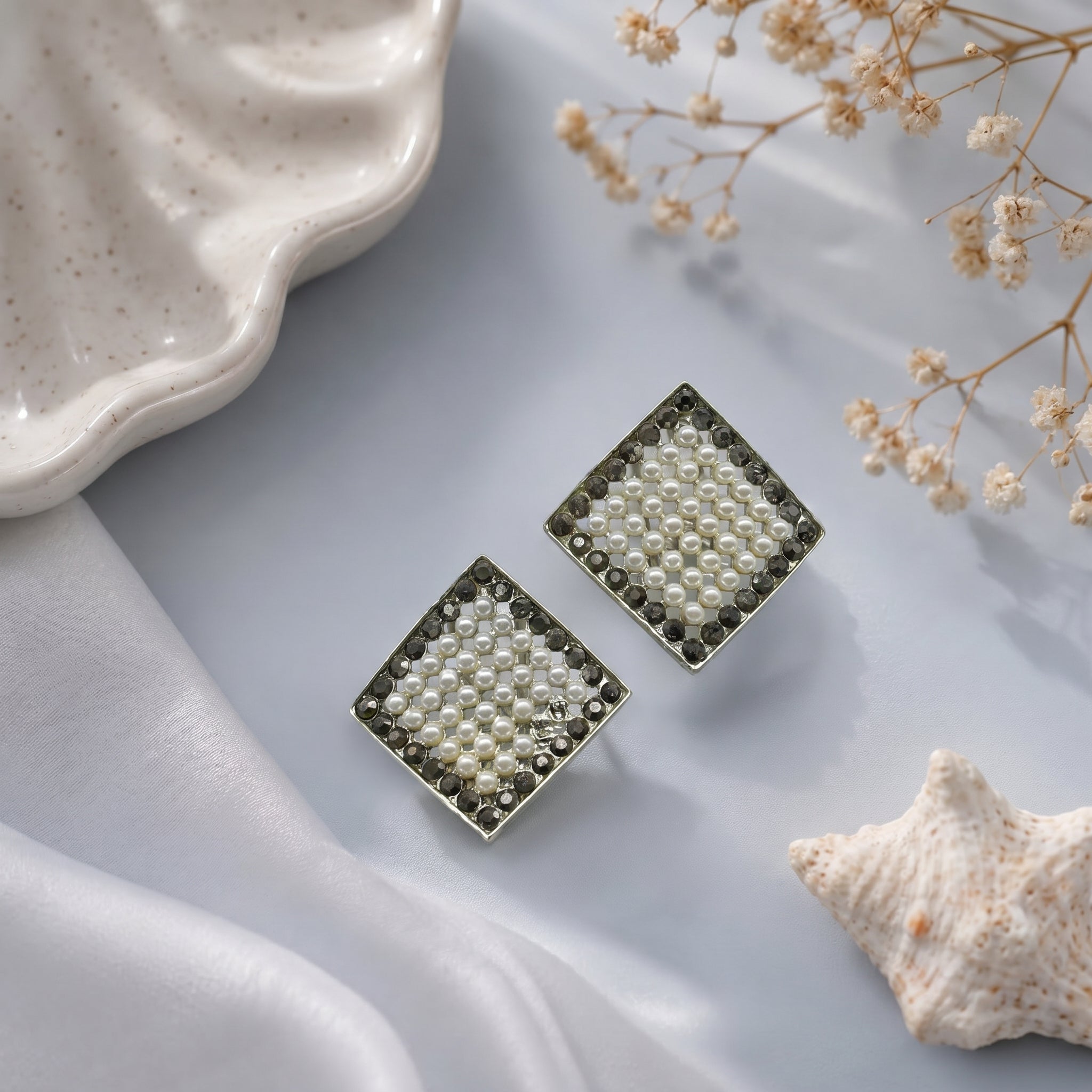Sqare pearl and diamond earring