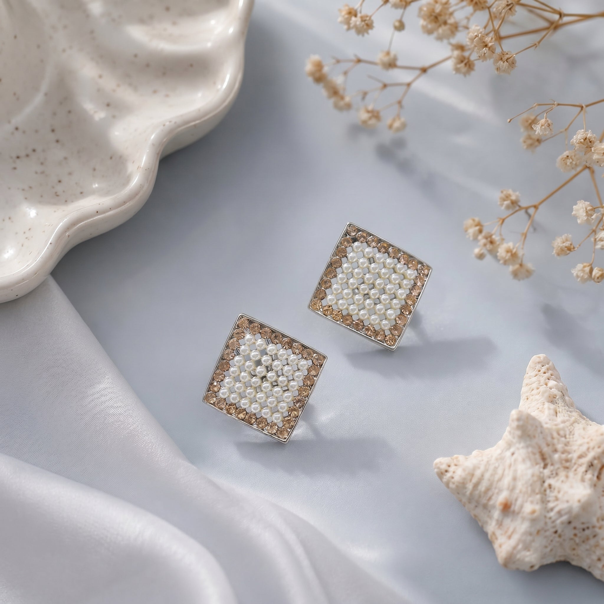 Sqare pearl and diamond earring