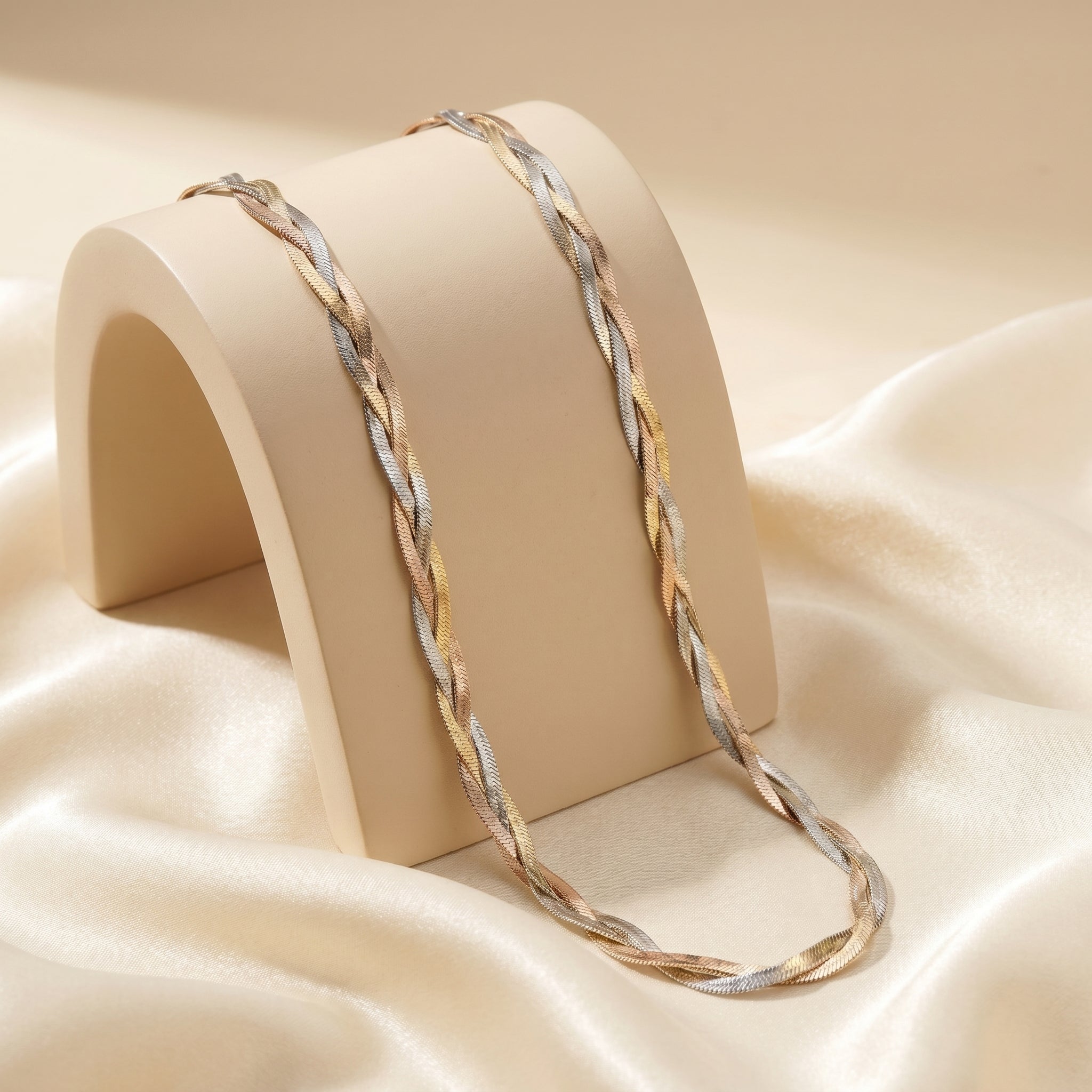 Triple tone stylis chain necklace