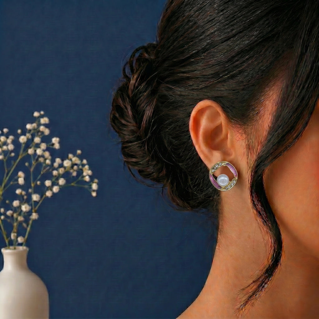 Square framed central pearl earring