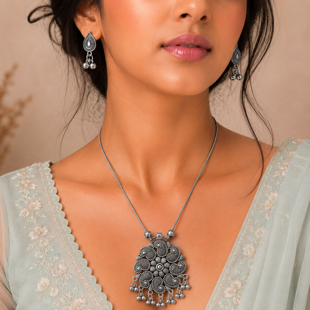 Floral and droplet design oxidised pendant set